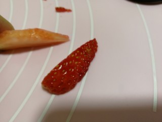 11、米饭也妖娆#甜蜜水果饭#,剪掉草莓的皮，