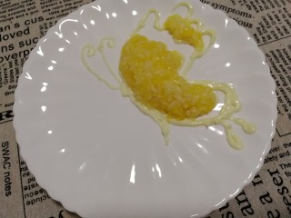 10、米饭也妖娆#甜蜜水果饭#,拌好的芒果米饭添入空隙，如图↑