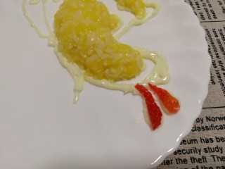 12、米饭也妖娆#甜蜜水果饭#,做蝴蝶的尾部，因为已经用沙拉酱匀好轮廓，所以直接粘在沙拉酱上就可以了。