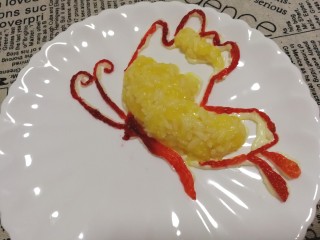 13、米饭也妖娆#甜蜜水果饭#,同样剪草莓皮，细细的剪成条，粘出边框，