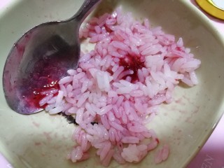 14、米饭也妖娆#甜蜜水果饭#,用樱桃果酱的樱桃枝将剩余的一点米饭拌匀。