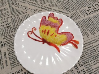 15、米饭也妖娆#甜蜜水果饭#,添在空余的部分，蝴蝶的身体部分也同样用草莓皮装饰。