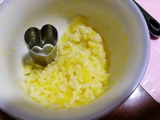 16、米饭也妖娆#甜蜜水果饭#,可以用各种可爱的模具。把剩下的米饭做出型。