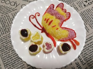 17、米饭也妖娆#甜蜜水果饭#,摆在蝴蝶的旁边，上面按型挤上沙拉酱，放上樱桃果肉装饰，吃起来更香香。
