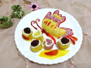 18、米饭也妖娆#甜蜜水果饭#,在蝴蝶的翅膀上点上沙拉酱装饰一下完成。米饭也会变甜蜜٩(๛ ˘ ³˘)۶❤
