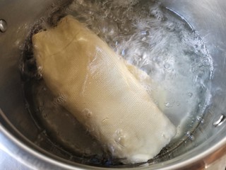 4、五彩豆皮卷——解年腻必备,豆皮洗净去开水焯2-3分钟。