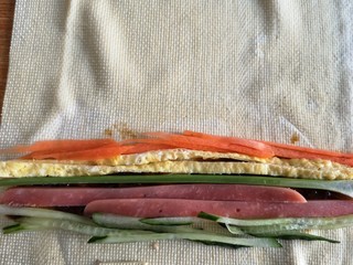 7、五彩豆皮卷——解年腻必备,再豆瓣酱上面铺上各种切好丝的配菜。