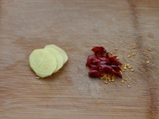 3、黄焖鸡米饭,生姜切片,红干椒剪成小段