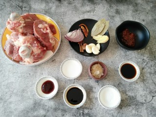1、东北大酱骨,准备所需食材。
