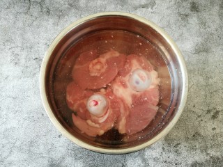 2、东北大酱骨,买回的大棒骨提前用清水浸泡2小时 去除里面多余血水。
