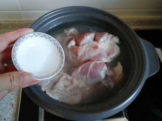 3、东北大酱骨,锅内倒入适量清水 大骨棒冷水下锅 加姜片及一点白酒去腥。