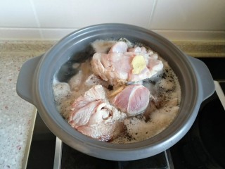 4、东北大酱骨,水烧开后 撇去表面浮沫。