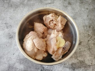 5、东北大酱骨,捞出大棒骨及姜片 沥干水分。