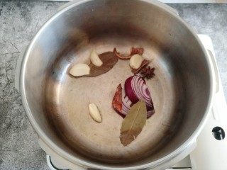 6、东北大酱骨,锅内倒入适量食用油 放香料（蒜瓣、香叶、干辣椒、桂皮、洋葱、八角、良姜）炒香。