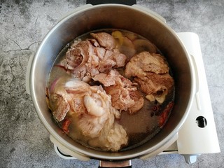 8、东北大酱骨,放入焯好水的大棒骨 加适量开水 水量稍微跟骨头差不多高时即可。