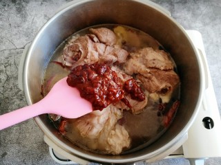 9、东北大酱骨,放入豆瓣酱。