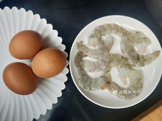 1、虾仁蒸蛋,准备食材：鸡蛋，虾