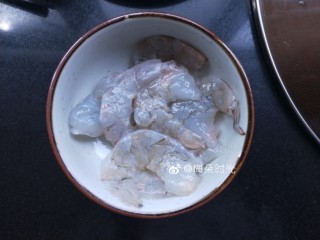 2、虾仁蒸蛋,虾仁去掉虾线虾肠，加一点点料酒，几滴柠檬汁去腥