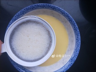 6、虾仁蒸蛋,过滤掉大的泡沫