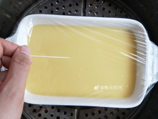 9、虾仁蒸蛋,盖上保鲜膜，用牙签扎几个洞，放蒸锅里，蒸15分钟