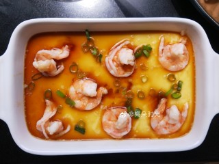 12、虾仁蒸蛋,取出，撒葱花，倒上调好的汁水就可以了。