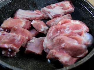 1、天气转凉,煲一锅莲藕排骨汤暖暖胃吧,棒骨和排骨冷水下锅。