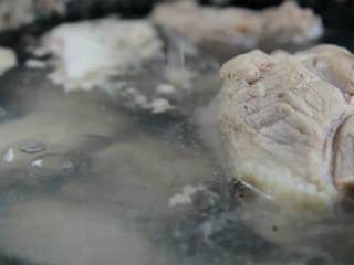 2、天气转凉,煲一锅莲藕排骨汤暖暖胃吧,大火烧开,撇去浮沫后捞出备用。