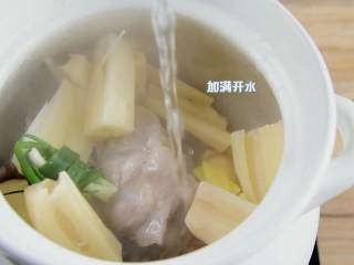 4、天气转凉,煲一锅莲藕排骨汤暖暖胃吧,锅中放入排骨、棒骨、莲藕,加入葱结、姜片、料酒2勺,再加满开水。