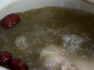 6、天气转凉,煲一锅莲藕排骨汤暖暖胃吧,1个半小时后加入几颗红枣、按照个人口味加适量盐,再炖半小时。