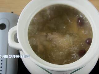 7、天气转凉,煲一锅莲藕排骨汤暖暖胃吧,出锅撒少许葱花即可。