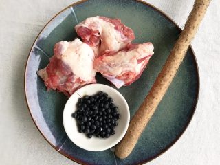 1、山药黑豆滋补汤,准备食材。