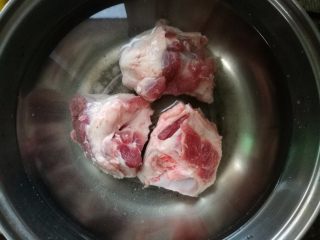 3、山药黑豆滋补汤,筒骨清洗后焯水。