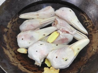 2、麻辣鸭头,凉水下锅,加料酒和姜片煮出血沫