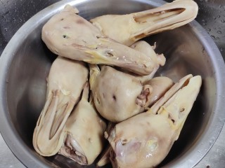 3、麻辣鸭头,捞出再次冲洗干净
