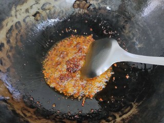 5、麻辣鸭头,锅内烧油,放一小块火锅底料炒出红油