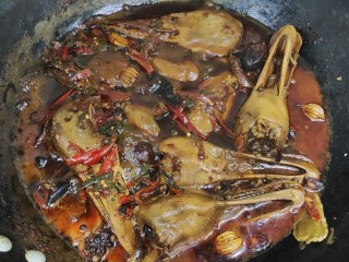 9、麻辣鸭头,大概四十分钟,香辣鸭头就做好啦,晾凉后跟汁一起冰箱冷藏一夜更入味哦