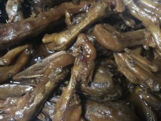 15、麻辣鸭头,还可以加鸭爪,莲藕之类的,量少点菜品多一点,这样什么都能吃了,太幸福了