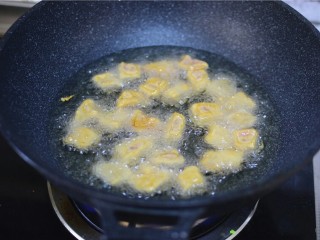 8、溜肉段,锅中油七成热,炸肉段