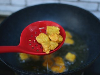 9、溜肉段,表面变硬,捞出来控油