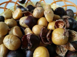 2、红烧鸡块,新鲜板栗划小口，入开水锅中煮一两分钟，拔凉去壳