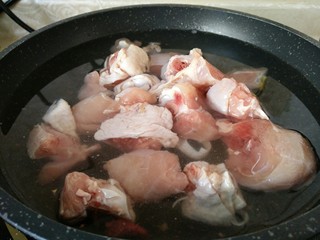 3、红烧鸡块,鸡腿块凉水入锅焯水