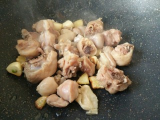 7、红烧鸡块,放入焯过水的鸡块