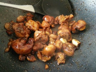 9、红烧鸡块,加生抽老抽炒匀