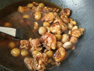 12、红烧鸡块,加入剥好的板栗