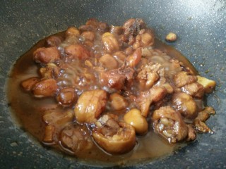 15、红烧鸡块,盖锅盖烧至15分钟