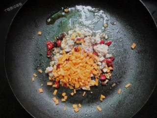 8、蚂蚁上树,炒散肉末，放入胡萝卜丁翻炒，倒上一勺豆瓣酱炒出红油