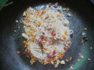 10、蚂蚁上树,用筷子翻拌，倒一点老抽调色，慢慢炒一会后加少许盐、鸡粉调味。