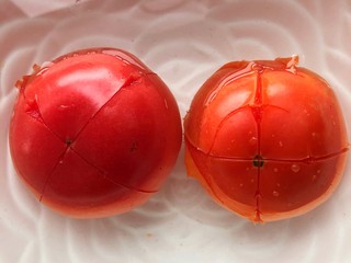 2、番茄金针菇,将番茄表面切十字花，有开水躺一分钟左右。