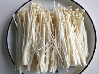 4、番茄金针菇,金针菇洗好撕开备用。