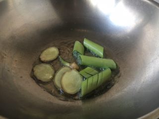 6、#感恩节食谱# 西芹百合炒腰果,热锅凉油，放入葱姜，煸炒出香味。